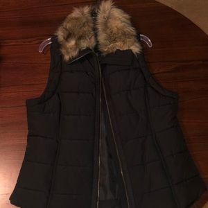 Puffer vest with fur collar
